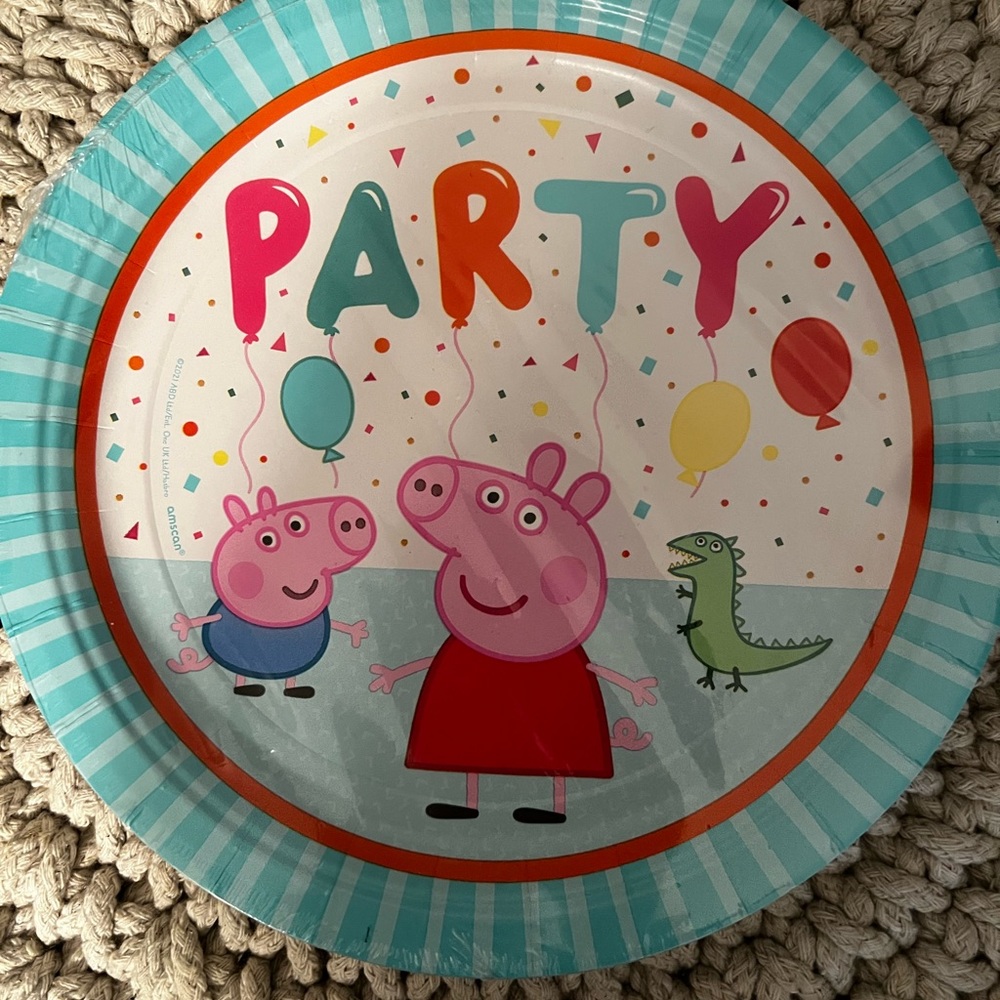 NEW Peppa pig plates & napkins - Picture 1 of 4